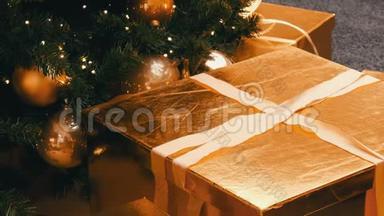 大型礼盒，赠送商场圣诞树下金色.. 圣诞节和新年`礼物装饰。 礼品